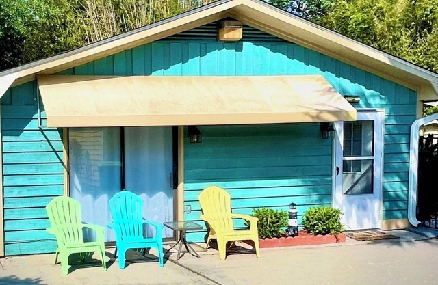 NEW OWNER/NEWLY RENOVATED~1bdrm Cottage~safe neighborhood~1mile to beach~Sleeps4