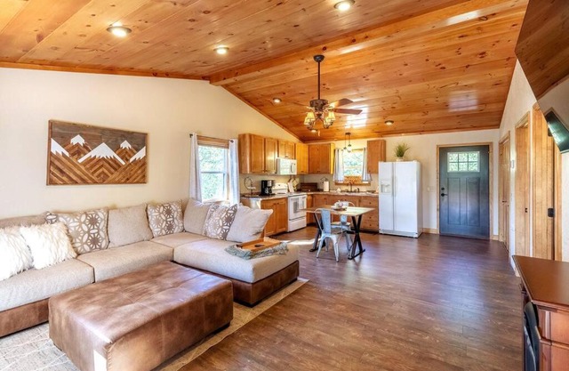 *New Owner Special* Cozy Cabin with mountain views
