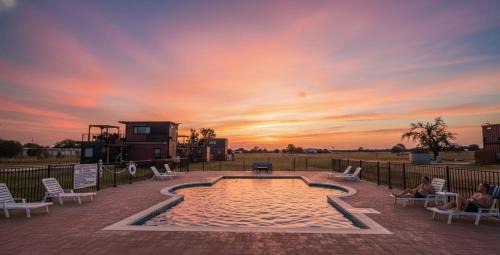 New Patio, Pool, Hot Tub, Pickleball & Cornhole