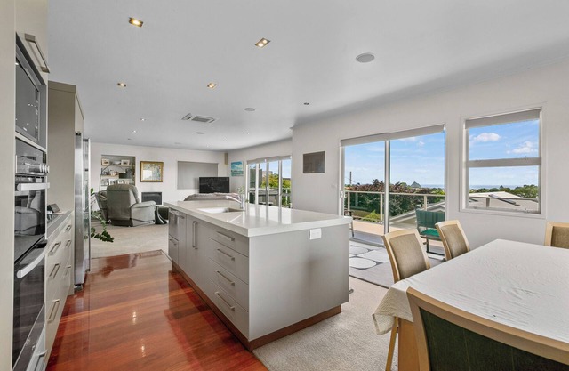 New Plymouth Coastal Views in Westown 5 mins drive to CBD