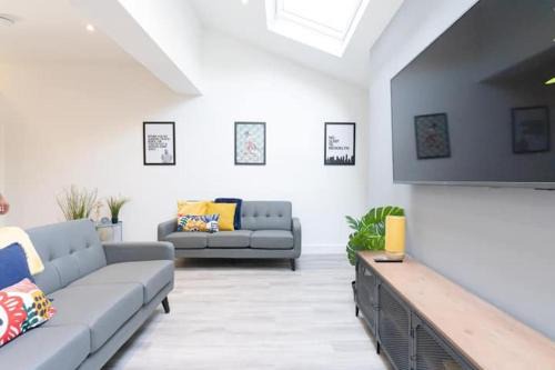 NEW Premium 8-Bedroom House with Luxury Ensuites
