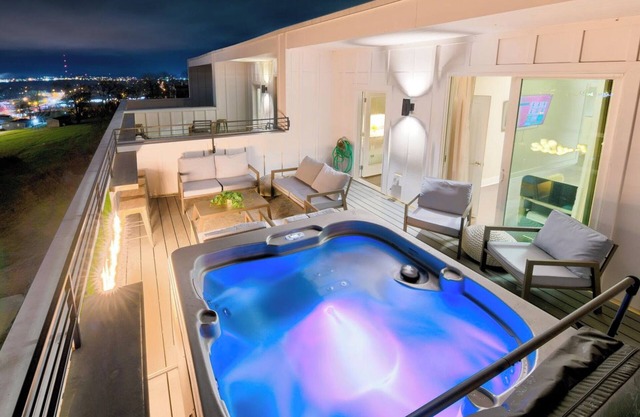 New! Private Themed Townhome RoofTop HotTub Gameroom 12Bed 4Bath