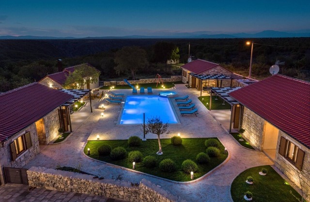 New! Promina luxury villa with 72sqm Heated Pool, Jacuzzi, Infrared Sauna, Tennis court, Media room