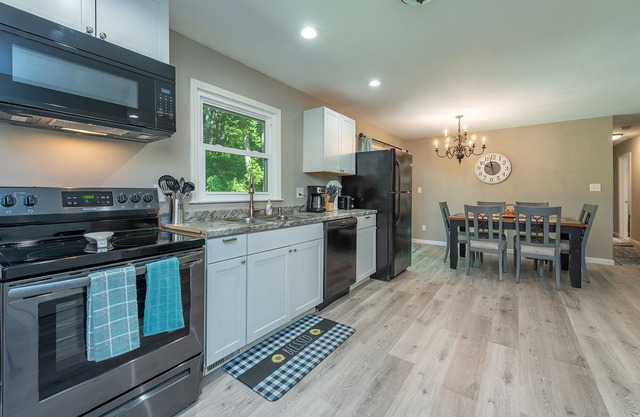 New remodeled home set in the woods 15 mins from downtown Asheville