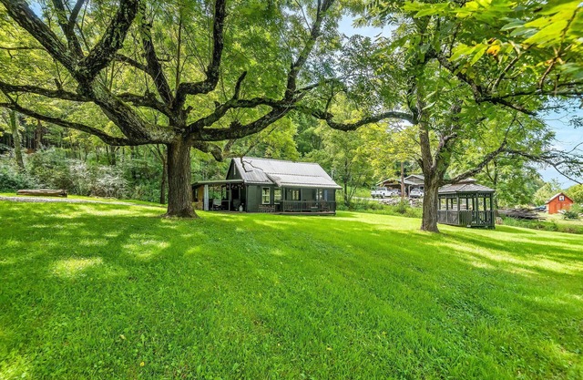 New River Views & Access - Hot Tub, Gazebo, Fire Pit, Next to Riverside Canoeing!