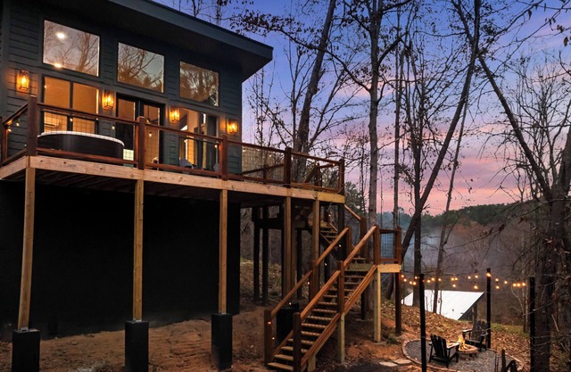 NEW Romantic Retreat/HotTub/FirePit/King Bed/Views