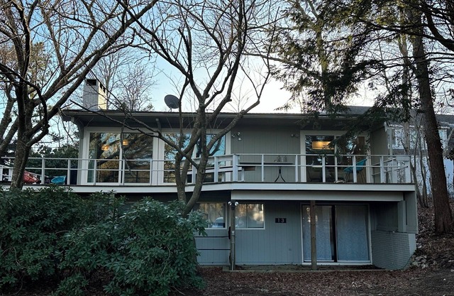 New Seabury Cape Escape! 3 BR Mid Century House 5-7 minute walk to Poppy Beach