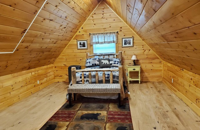 New secluded cabin. Quiet, Private drive.