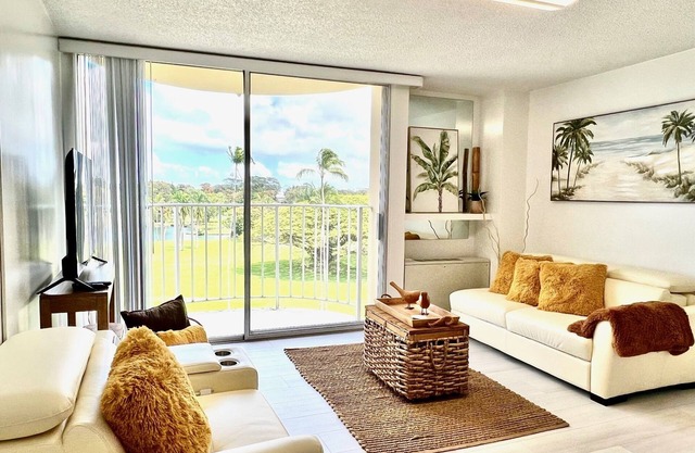NEW! Serene end-unit condo with VIEWS - lagoons, gardens, ocean