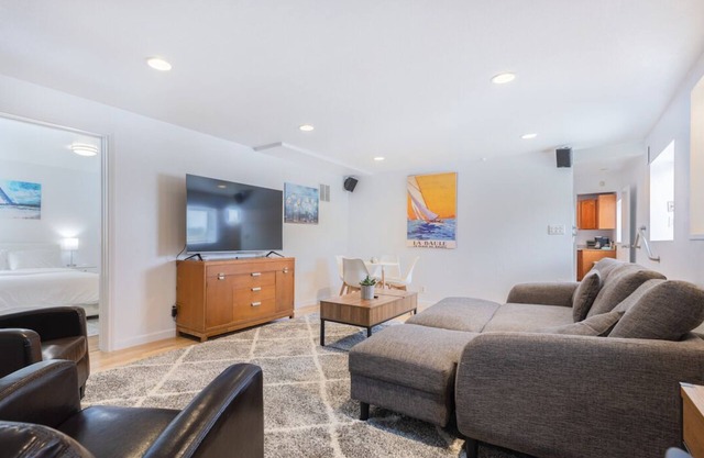 NEW! ☀️ Spacious Suite ☀️ Sun Patio ☀️ Full Kitchen