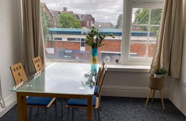 New! Spacious 2 Bed opposite High Barnet station