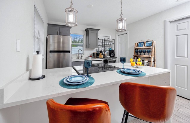 NEW Steps to Downtown 7 Mins to Beach + Parking