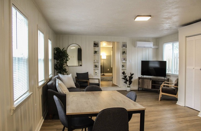 NEW Stylish and Modern 1-bedroom Bungalow - 4 miles to CLE