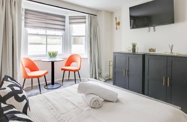 New! Stylish & Modern Studio City Centre Nr High St by Luxiety Stays