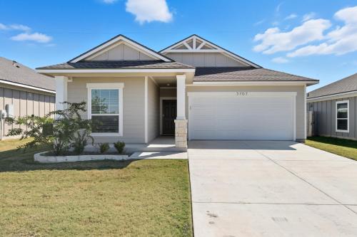 New Temple Home Near Hospitals & College home