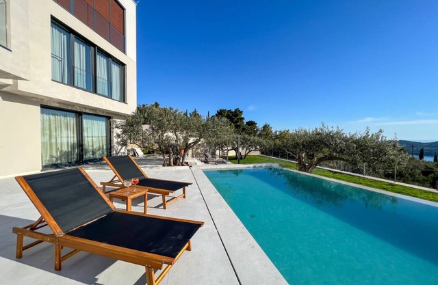 New Villa O in a peaceful setting with a sea view, great for friends and family