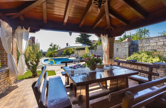 NEW! VILLA ROY WITH PRIVATE POLL IN CENTRAL ISTRIA