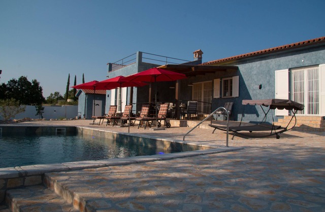 New villa with heated pool - fully fenced - Livada residence