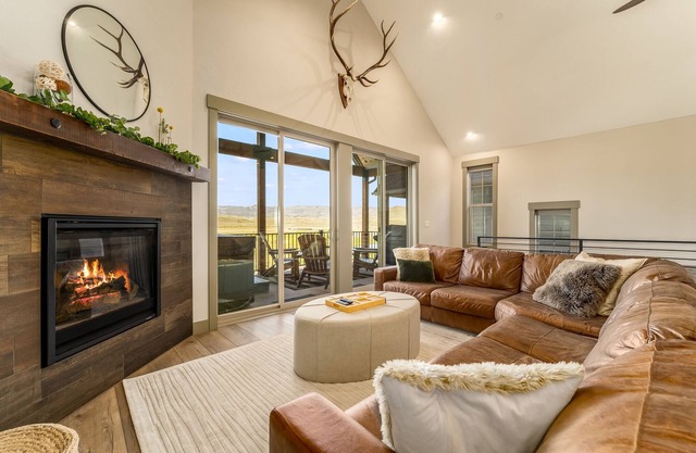 *NEW w/VIEWS* | Modern Mtn. Townhome minutes from RMNP, WP, & Granby Ranch!