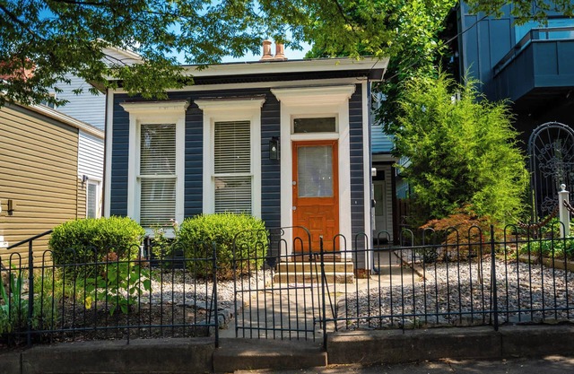 New! Walkable on Restaurant row! 3bd1.5ba -Hot Tub