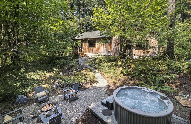 NEW! Wy'East Cabin!100 year old cedar cabin nestled in the wooodland of Mt. Hood
