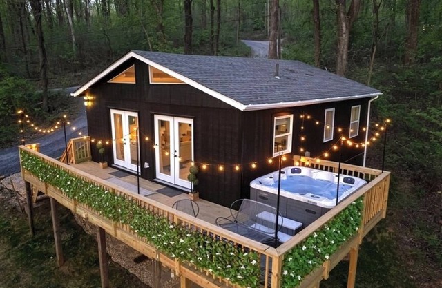 NEW Zen Cabin in the Clouds . Hot Tub, Wineries, Skyline