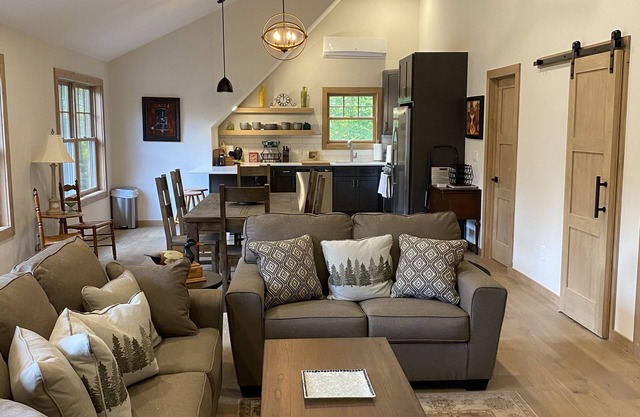 Newly Built 1200sq ft Guest House 4min to Ski & Hiking