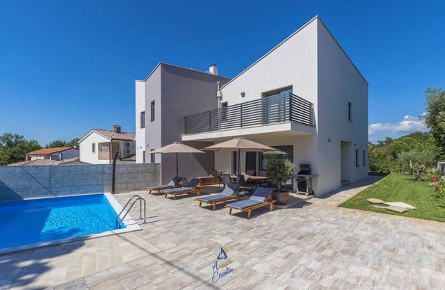 Newly-built modern Villa for 6 with pool near beautiful City of Poreč