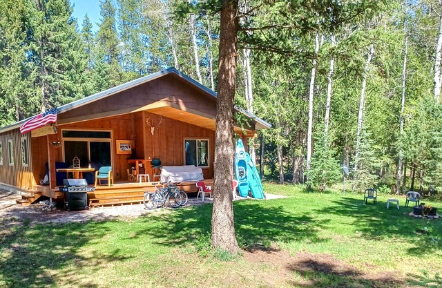 Newly Built Mtn-View Cabin: Walk to River!