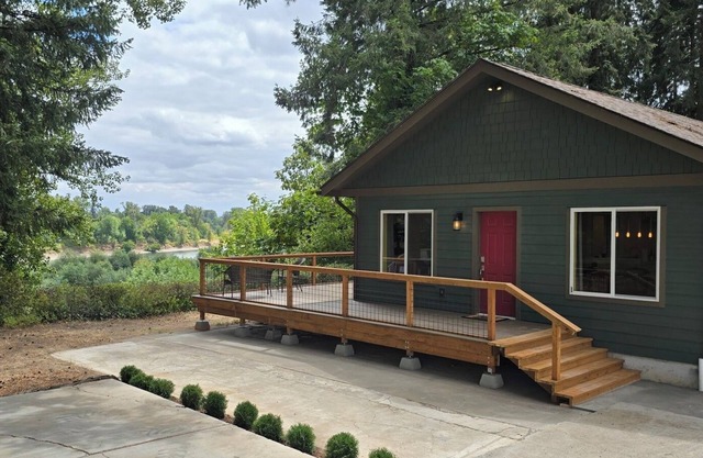 Newly Built River View home with Total Privacy in Salem/McMinnville Wine Country