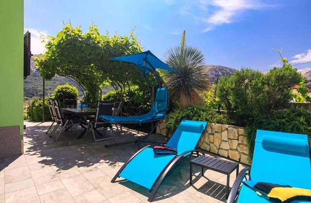 Newly decorated apartment with jacuzzi in Jurandvor, not far from Baška