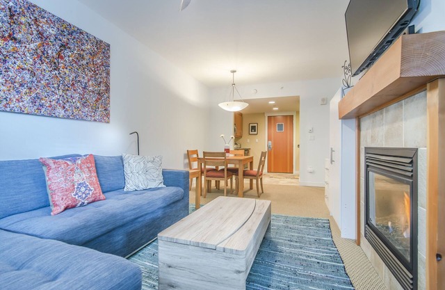 Newly Furnished Condo w/fireplace. Easy & private Access to shared Hot Tub.