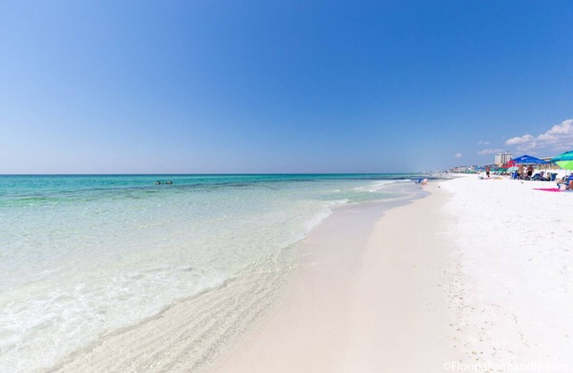 Newly furnished remodeled 1st fl condo w/pool in heart of Destin close to beach!