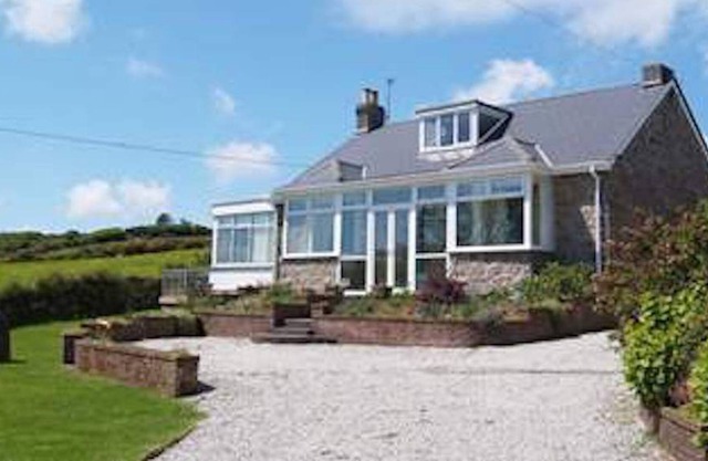 *NEWLY REFURBISHED* Large & spacious sunny house with huge private gardens