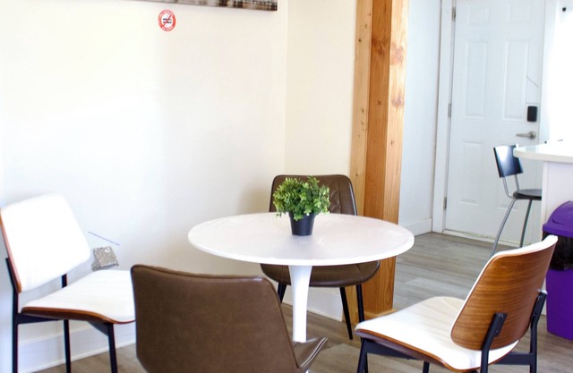 Newly Remodel Duplex Free Parking 3-Bed-1 Bath.