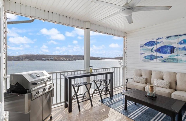 Newly remodeled condo best views on the lake