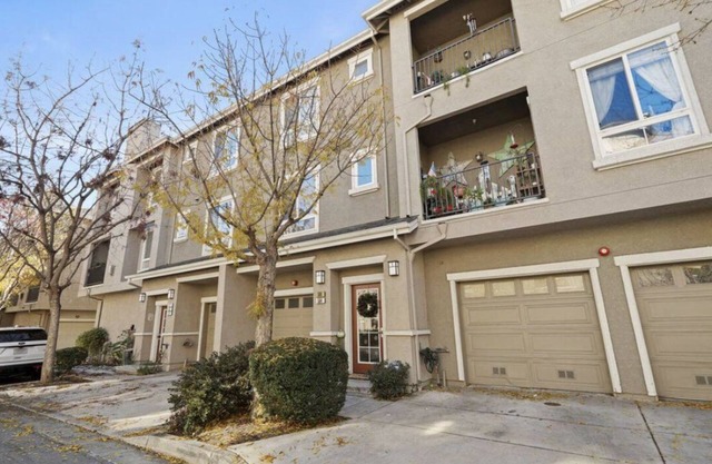 Newly Remodeled Townhouse Communication Hill