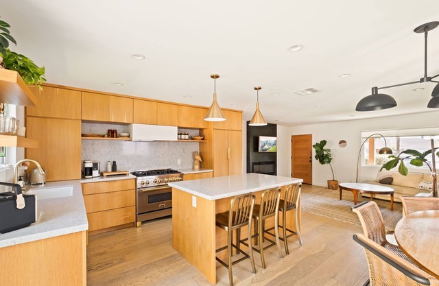 Newly Remodled 3BR house w/Private Yard and Hot Tub 10 min to Beach & LAX