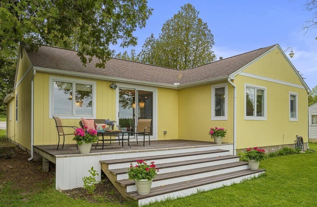 Newly Remodled Cottage on Crooked Lake with Dock