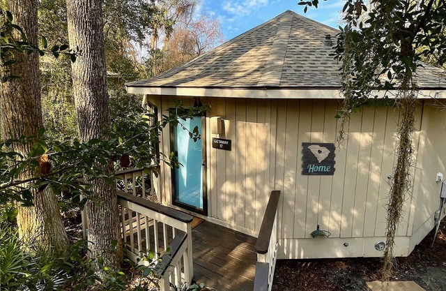 Newly renovated cottage in Sea Pines. Private setting with a short walk to beach