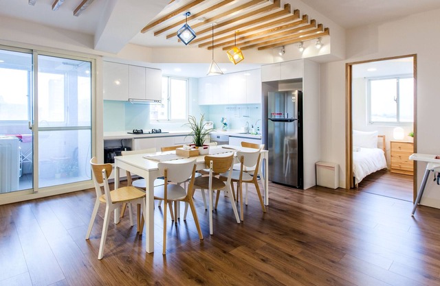 Newly Renovated 3 bedroom apartment 1 minute away from MRT station