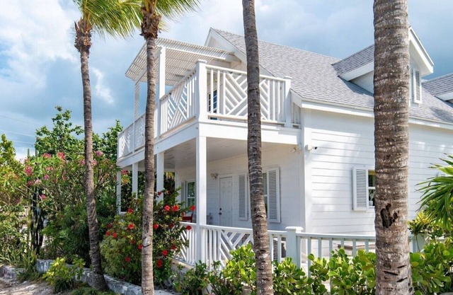 Newly renovated 5-Bedroom Harbourfront Oasis in Historic Governor's Harbour