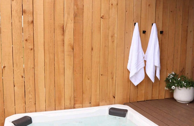 Newly Renovated 5- Bedroom House w/Hottub & Option to Gather Your Own Eggs