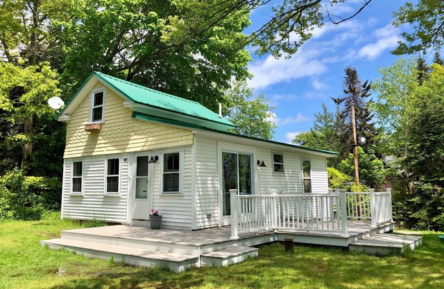 Newly Renovated Cottage in the Village area of Orr`s Island near the Scenic Cribstone Bridge