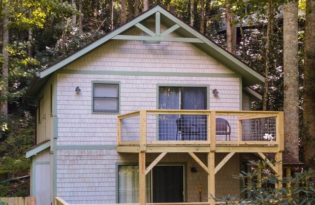 Newly renovated cottage conveniently located between Boone and Banner Elk.