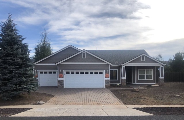 Newly renovated home in Pines ~ The perfect family vacation with comfort!