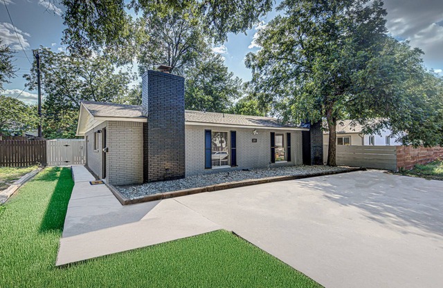 Newly Renovated I Walk to Shops I Blocks to Restaurants & More