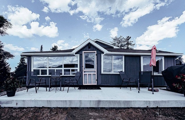 Newly Renovated Lake Cottage, 10 Mins From Bancroft, Beautiful Sandy Beach!