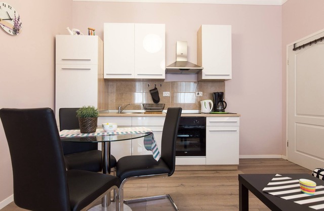 NEWLY RENOVATED, min/downtown, w/balcony