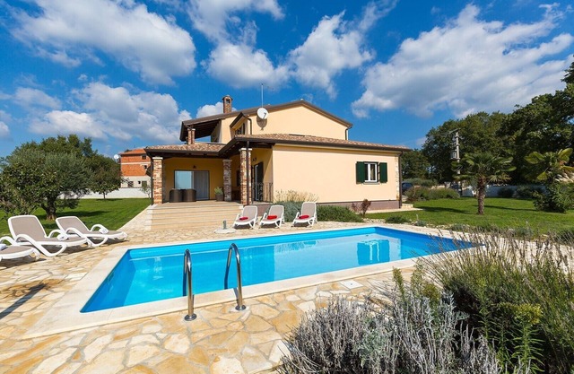Newly renovated Villa near Poreč with private pool and garden. Pet-friendly.